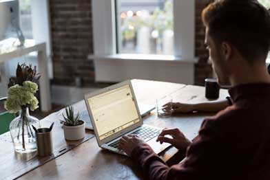 Un homme dans un bureau